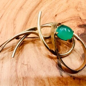 FAB FORTIES CHIC VIntage 1940s WInatd 12k GF Brooch with Green Stone Cabochon